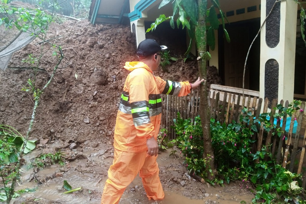 Camat Sodonghilir, Kabupaten Tasikmalaya, Uu Saepul Uyun mengatakan, hujan deras yang terjadi sejak beberapa hari menyebabkan sebuah tebing setinggi 70 meter longsor dan menimbun dua rumah, tiga rumah lain dalam kondisi rusak sedang hingga 15 rumah warga terdampak. Namun, kejadian tersebut tidak menimbulkan korban jiwa tetapi rumah milik Abdul Falah, Ukir, Dede Rusman, rusak sedang dan satu Masjid rusak ringan.
