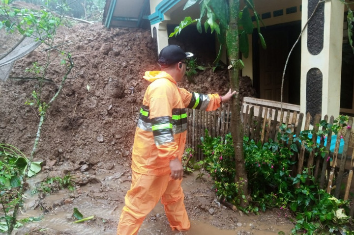 Camat Sodonghilir, Kabupaten Tasikmalaya, Uu Saepul Uyun mengatakan, hujan deras yang terjadi sejak beberapa hari menyebabkan sebuah tebing setinggi 70 meter longsor dan menimbun dua rumah, tiga rumah lain dalam kondisi rusak sedang hingga 15 rumah warga terdampak. Namun, kejadian tersebut tidak menimbulkan korban jiwa tetapi rumah milik Abdul Falah, Ukir, Dede Rusman, rusak sedang dan satu Masjid rusak ringan.