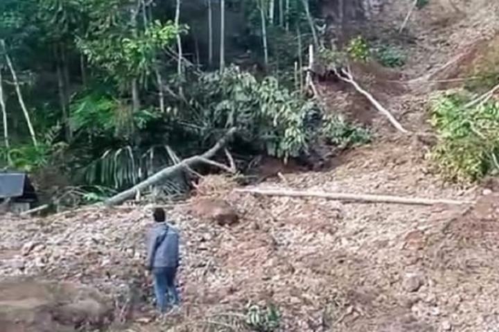 Hujan deras yang membawa material longsor menimbun dua rumah dan tiga lainnya dalam kondisi rusak terjadi di Kampung Pakacangan, Legokgintung dan Legoktangkalak, Desa Cukangjayaguna, Kecamatan Sodonghilir, Kabupaten Tasikmalaya, Jawa Barat. Kejadian tersebut, tidak menimbulkan korban jiwa tapi 93 jiwa mengungsi.