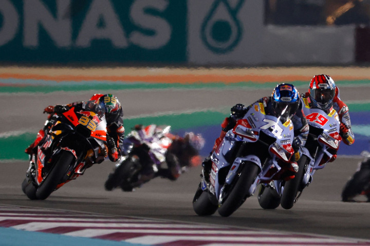 Fabio Di Giannantonio meraih kemenangan MotoGP pertamanya di Qatar pada hari Minggu, 19 November 2023 ketika Francesco Bagnaia selamat dari ketakutan di akhir pertandingan untuk finis kedua sementara satu-satunya saingannya dalam meraih gelar Jorge Martin tertatih-tatih pulang ke urutan ke-10.