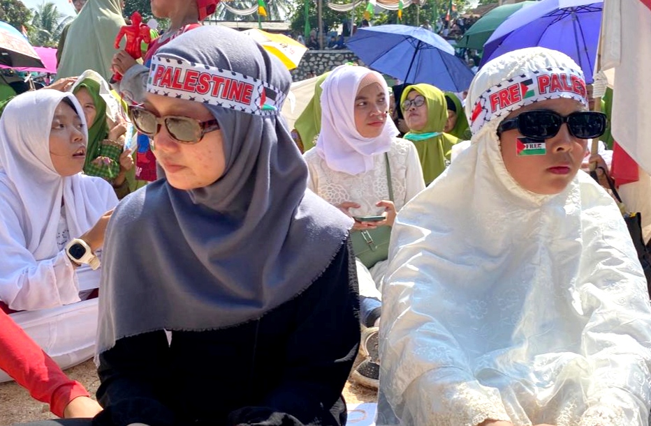 Aksi solidaritas untuk Palestina digelar masyarakat di wilayah Kecamatan Cipatat, Kabupaten Bandung Barat, Minggu, 19 November 2023. Kegiatan yang diikuti seribuan umat muslim tersebut diisi dengan doa bersama serta penggalangan dana bagi warga Palestina yang menjadi korban agresi brutal Israel.