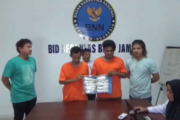 Tim Badan Narkotika Nasional (BNN) Provinsi Jambi berhasil meringkus dua kurir narkoba jenis sabu jaringan lintas 0rovinsi. Dari penggeledahan terhadap kedua warga Asal Aceh yang ditangkap saat hendak transit Bus di kawasan jalan lingkar barat, Kota Jambi itu, petugas BNNP Jambi mendapati barang bukti 781 gram sabu yang dikemas ke dalam 12 botol madu hutan.