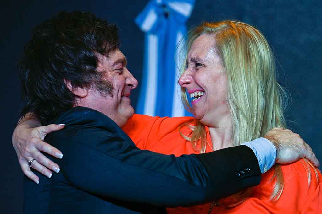 Dia berjanji untuk mengembalikan Argentina, salah satu negara terkaya di dunia seabad yang lalu, ke kejayaannya, setelah beberapa dekade mengalami stagnasi, sebagian besar di bawah koalisi populis Peronis yang besar dalam hal kesejahteraan dan belanja pemerintah.