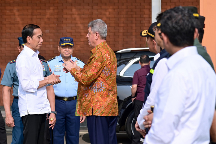 Presiden Joko Widodo melepas bantuan kemanusiaan tahap kedua Indonesia untuk Palestina di Pangkalan TNI AU Halim Perdanakusuma, Jakarta, pada Senin, 20 November 2023. Presiden menyebut, bantuan tahap kedua ini selain berasal dari anggaran pemerintah juga berasal dari bantuan perusahaan dan masyarakat.