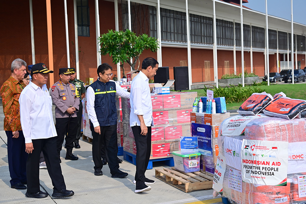 “Sebanyak dua pesawat yang akan diangkut sebesar 21 ton, yang ini adalah berupa obat-obatan kemudian perlengkapan rumah sakit, makanan, dan barang keperluan lainnya sesuai dengan kebutuhan masyarakat di Gaza,” tuturnya.