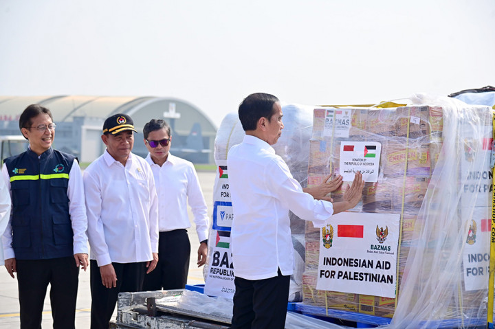 Lebih lanjut, Presiden Jokowi menjelaskan bahwa pesawat yang membawa bantuan kemanusiaan tersebut akan berangkat menuju El-Arish terlebih dahulu untuk kemudian akan disalurkan ke Gaza, Palestina.