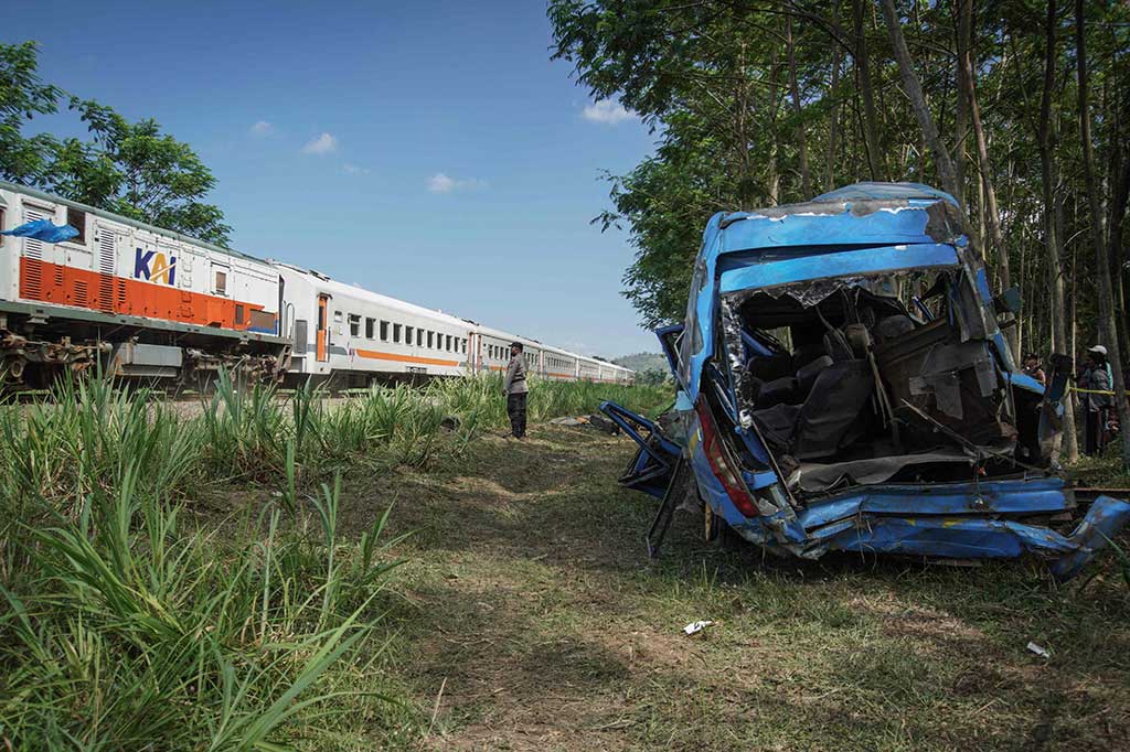 Ia mengimbau masyarakat berhati-hati saat akan melintasi perlintasan sebidang terutama perlintasan tidak terjaga atau tanpa palang pintu dan disiplin mematuhi rambu-rambu yang terdapat di perlintasan sebidang. 