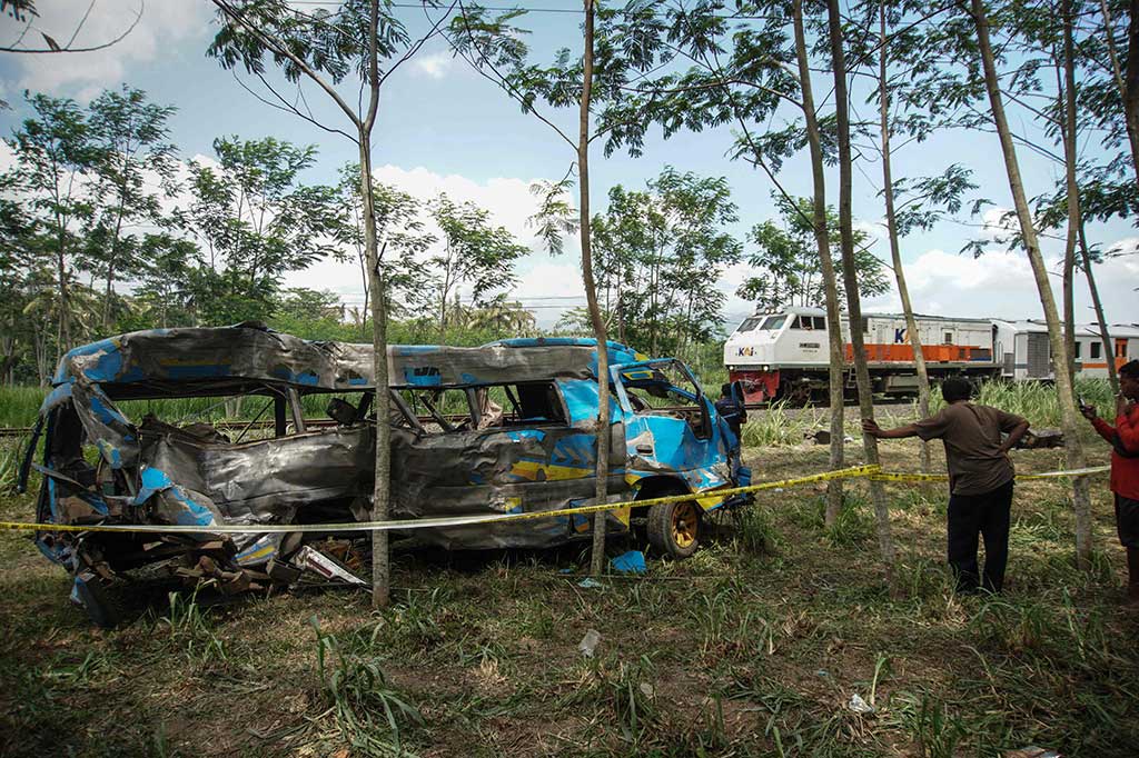 Bangkai mikrobus Isuzu Elf dengan nomor polisi N-7646-T yang tertabrak KA Probowangi dievakuasi untuk menjauh dari rel kereta api pasca-kecelakaan yang menyebabkan 11 orang meninggal dunia.