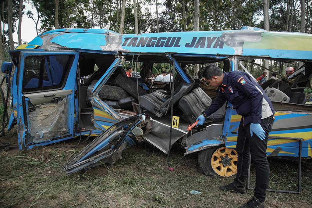Sebuah mikrobus Isuzu Elf bernomor polisi N-7646-T tertabrak KA Probowangi di perlintasan kereta api tidak terjaga di Desa Ranupakis, Kecamatan Klakah, Kabupaten Lumajang, Minggu, 19 November 2023 malam. Kecelakaan tersebut mengakibatkan 11 penumpang mikrobus meninggal dunia dan empat lainnya luka berat.