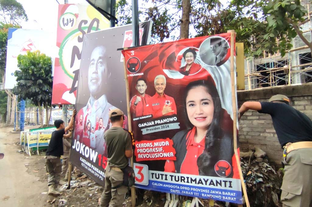 Petugas menyisir baliho maupun spanduk partai politik (parpol) dan caleg di jalur protokol mulai dari Jalan Kolonel Masturi, Jalan Raya Lembang hingga Jalan Tangkuban Parahu atau perbatasan Kabupaten Subang.