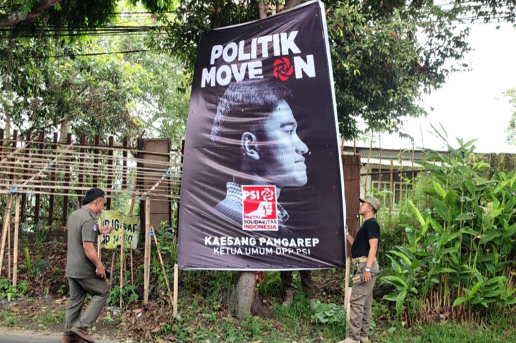 Alat peraga sosialisasi (APS) yang tersebar di wilayah Lembang, Kabupaten Bandung Barat ditertibkan oleh Satpol PP didampingi Badan Pengawas Pemilu (Bawaslu).