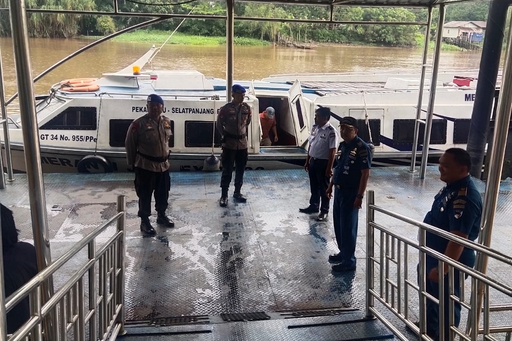 Kasubsatgas OMB Dirpolairud Polda Riau Komisaris Besar (Kombes) Wahyu Prihadmaka mengatakan tugas Subsatgas Polairud dalam Operasi Mantap Brata 2023/2024 adalah untuk memastikan keamanan dan ketertiban di perairan serta wilayah pesisir.