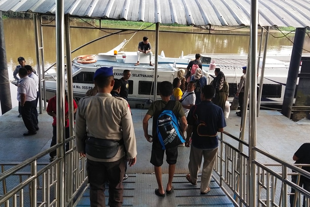 Subsatgas Polairud Operasi Mantap Brata (OMB) melaksanakan patroli pemantauan, dan memberikan imbauan mewaspadai informasi palsu atau hoaks jelang Pemilu 2024 kepada masyarakat nelayan pesisir di Pelabuhan Sei Duku Pekanbaru.