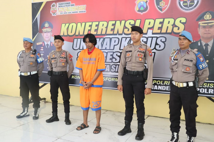 Aparat Reskrim Polresta Sidoarjo menangkap empat pelaku pencabulan terhadap seorang remaja putri berusia 17 tahun. Empat pelaku masing-masing EAI, 19, E, 16, D, 17, dan S, 16. Polisi menghadirkan EAI, sementara tiga lainnya masih di bawah umur.