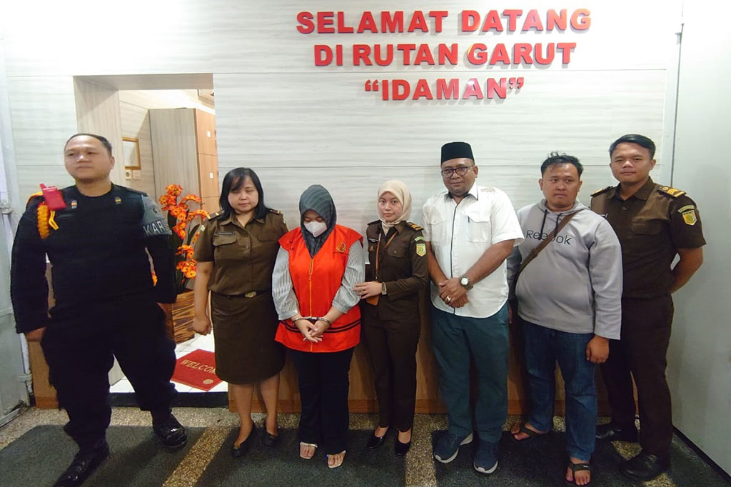 Tim penyidik Kejaksaan Negeri (Kejari) Garut, meringkus seorang mantan Kepala Desa Banjarsari, Kecamatan Bayongbong, Kabupaten Garut, Jawa Barat berinisial YOF. Penangkapan DPO tersebut dilakukan pada Senin, 20 November 2023 di Oyo Life 90159 Puri Asoka Guest House RT 05 RW 02, Jalan Semarang-Surakarta, Gang Brantas, Semarang, Jawa Tengah.