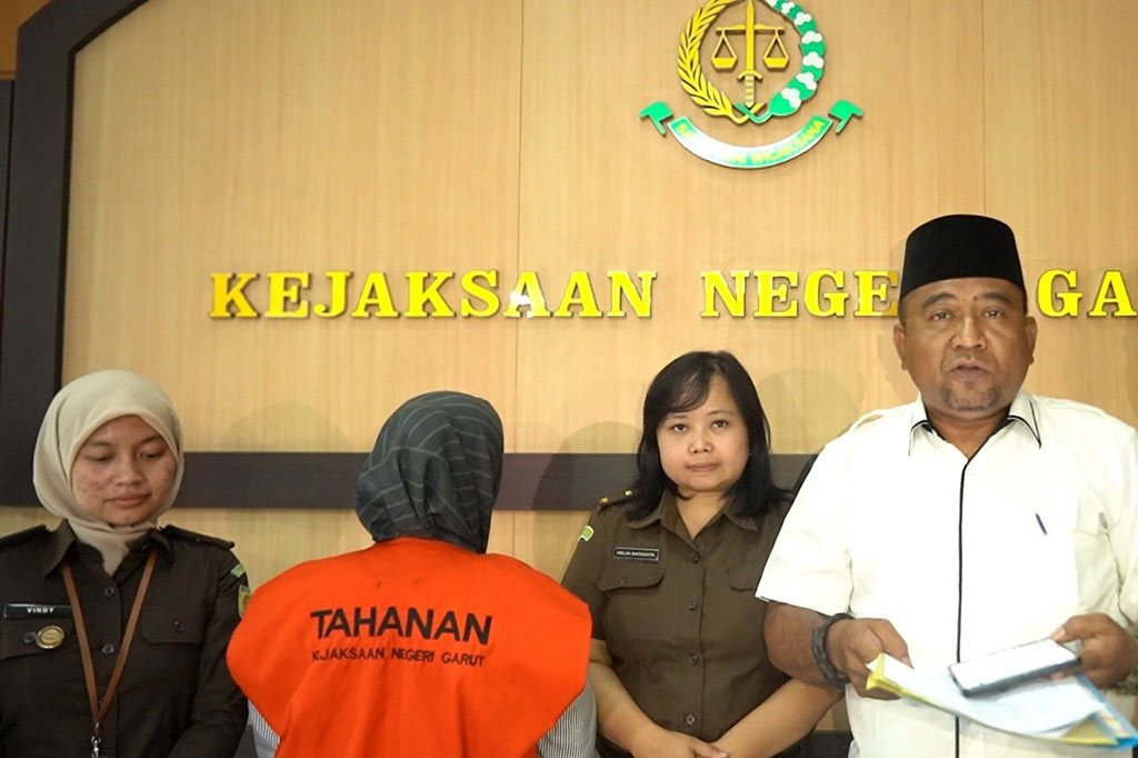 Tersangka diduga melakukan tidak pidana korupsi pengelolaan keuangan Dana Desa Tahun Anggaran dan Dana Bantuan Langsung Tunai Dana Desa (BLT-DD) Tahun Anggaran 2022 dengan alokasi anggaran sebesar Rp1.367.306.000.