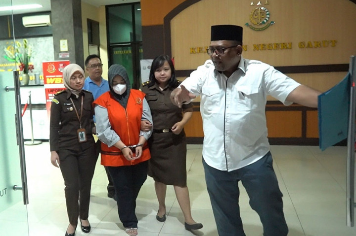 Tersangka diduga melakukan korupsi dengan modus tidak melaksanakan kegiatan sesuai dengan perencanaan kegiatan yang telah ditetapkan, penggelembungan harga (mark-up) belanja barang dan dalam kasus yang dilakukannya negara mengalami kerugian sebesar Rp 784.382.063. Namun, setelah menjalani pemeriksaan di Kejari Garut tersangka dibawa ke Rutan Kelas IIB Garut untuk dilakukan penahanan.