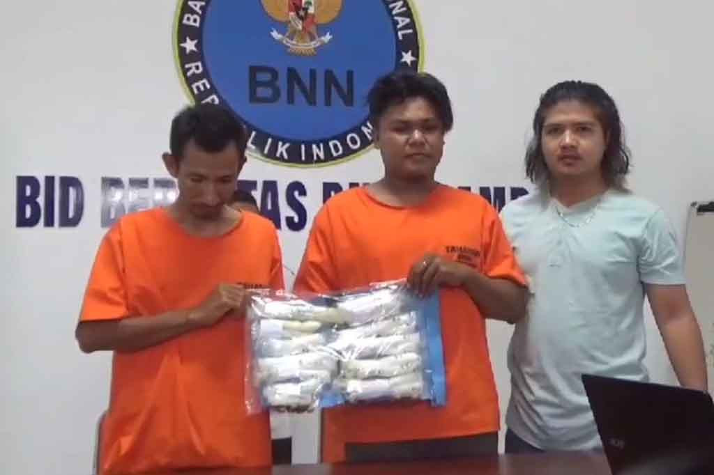 Tim Badan Narkotika Nasional (BNN) Provinsi Jambi berhasil meringkus dua kurir narkoba jenis sabu jaringan lintas provinsi. Dari penggeledahan terhadap kedua warga Asal Aceh yang ditangkap saat hendak transit Bus di kawasan jalan lingkar barat, Kota Jambi itu, petugas BNNP Jambi mendapati barang bukti 781 gram sabu yang dikemas ke dalam 12 botol madu hutan.