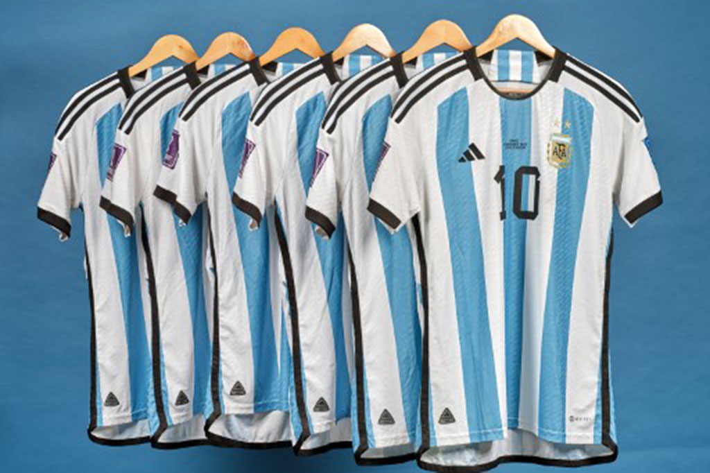 Satu set berisi enam kaus yang dikenakan Lionel Messi saat Argentina menjuarai Piala Dunia 2022 akan dilelang pada Desember mendatang. Sotheby's memperkirakan nilainya lebih dari USD10 juta (sekitar Rp154 miliar).