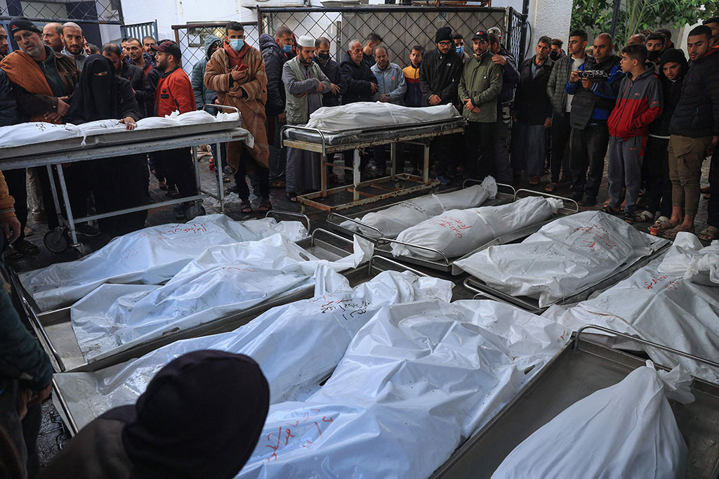 Pemerintah Hamas di Gaza, Senin, 20 November 2023, mengatakan bahwa jumlah korban tewas di wilayah Palestina telah melampaui 13.300 sejak perang dimulai pada 7 Oktober antara pasukan Israel dan militan Hamas.