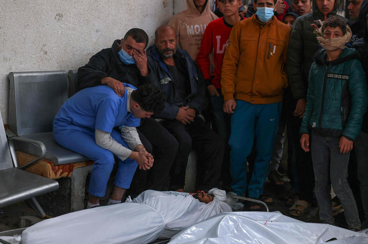 Pemerintah Hamas mengatakan lebih dari 5.600 anak-anak termasuk di antara korban tewas, 3.550 perempuan, dan 31.000 orang lainnya terluka. 