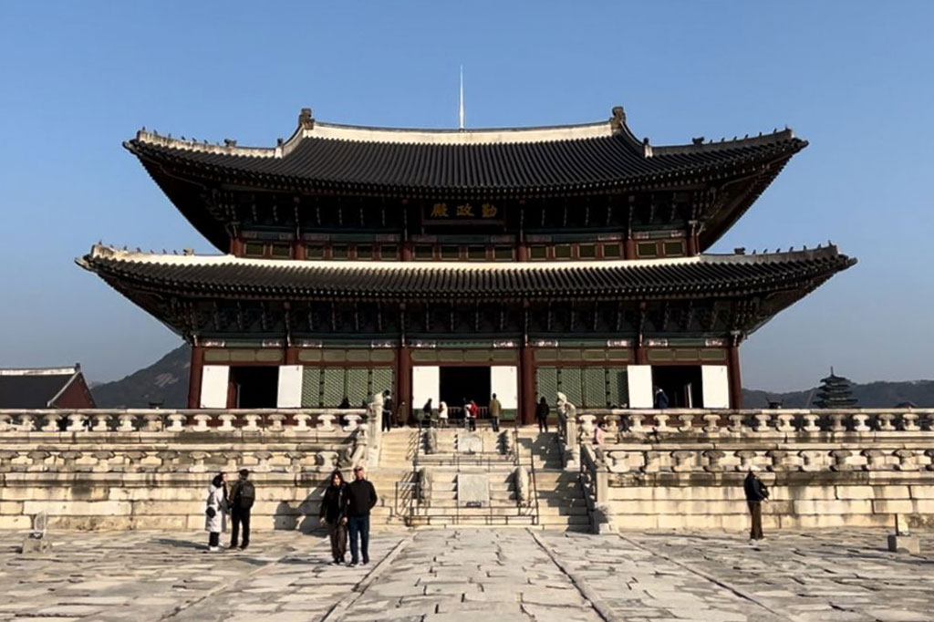 Istana Gyeongbokgung menjadi salah satu destinasi wajib jika kalian berlibur ke Korea Selatan. Terletak di pusat kota Seoul, mata pengunjung langsung dimanjakan pemandangan indah di istana megah itu.