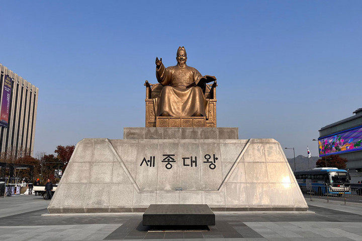 Bangunan kokoh yang kerap menjadi lokasi syuting drama Korea ini dibuka untuk umum. Pengunjung pada November hingga Desember, area ini bisa dikunjungi sejak pukul 09.00-17.00 waktu Korea. Sedangkan pada Maret hingga Oktober istana buka sejak pukul 09.00-18.00 waktu Korea.