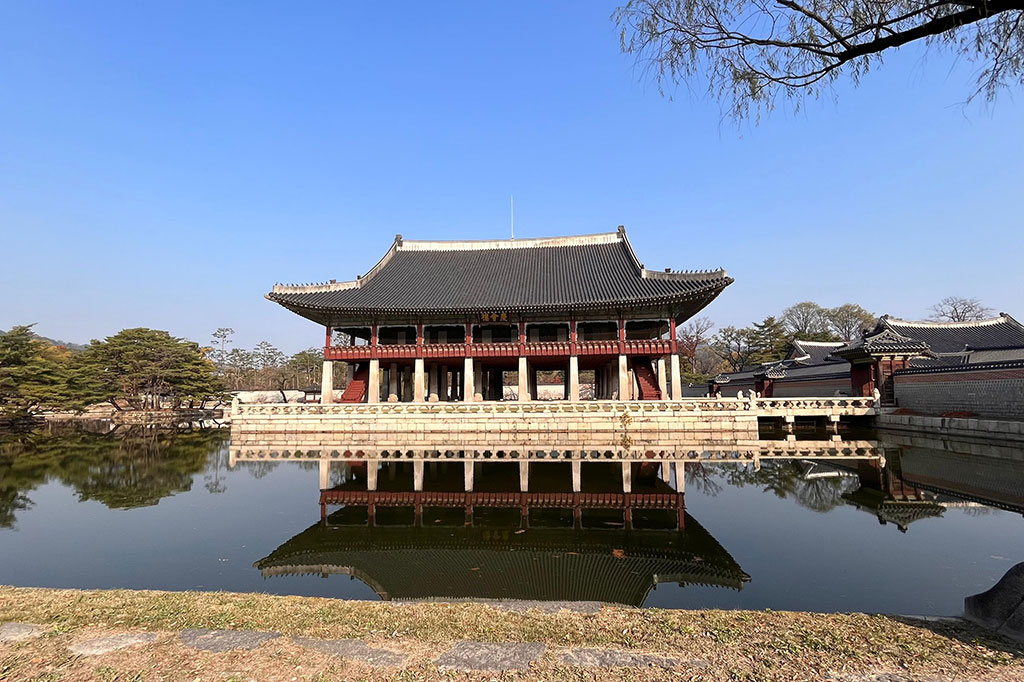 Istana Gyeongbokgung bisa dinikmati dengan membayar tiket masuk 3 ribu Won atau sekitar Rp35 ribuan.