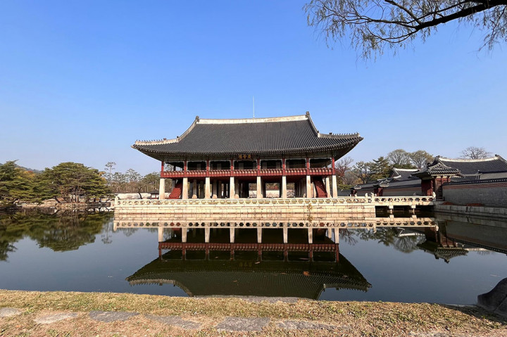 Istana Gyeongbokgung bisa dinikmati dengan membayar tiket masuk 3 ribu Won atau sekitar Rp35 ribuan.