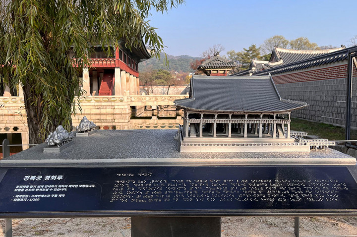 Berkunjung ke Istana Gyeongbokgung tak lengkap bila tak memakai pakaian tradisional Negeri Ginseng, Hanbok. Wisawatan bisa menyewa Hanbok di sekitar istana mulai 20 ribu Won.
