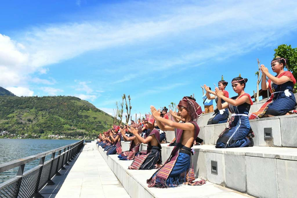 Dalam menyambut perhelatan akbar berskala internasional di Danau Toba ini, Pemkab Samosir sebelumnya juga telah melaksanakan ibadah raya secara kerohanian dan dilanjutkan kemudian dari sisi adat budaya.