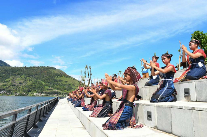 Dalam menyambut perhelatan akbar berskala internasional di Danau Toba ini, Pemkab Samosir sebelumnya juga telah melaksanakan ibadah raya secara kerohanian dan dilanjutkan kemudian dari sisi adat budaya.