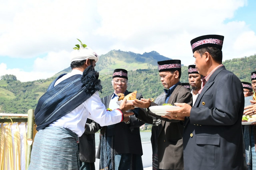 Rudi berharap, acara ritual adat dapat dilaksanakan sesuai dengan kebiasaan-kebiasaan dalam kehidupan masyarakat Turpuk Siopat Ina sebagai tuan rumah penyelenggaraan event.