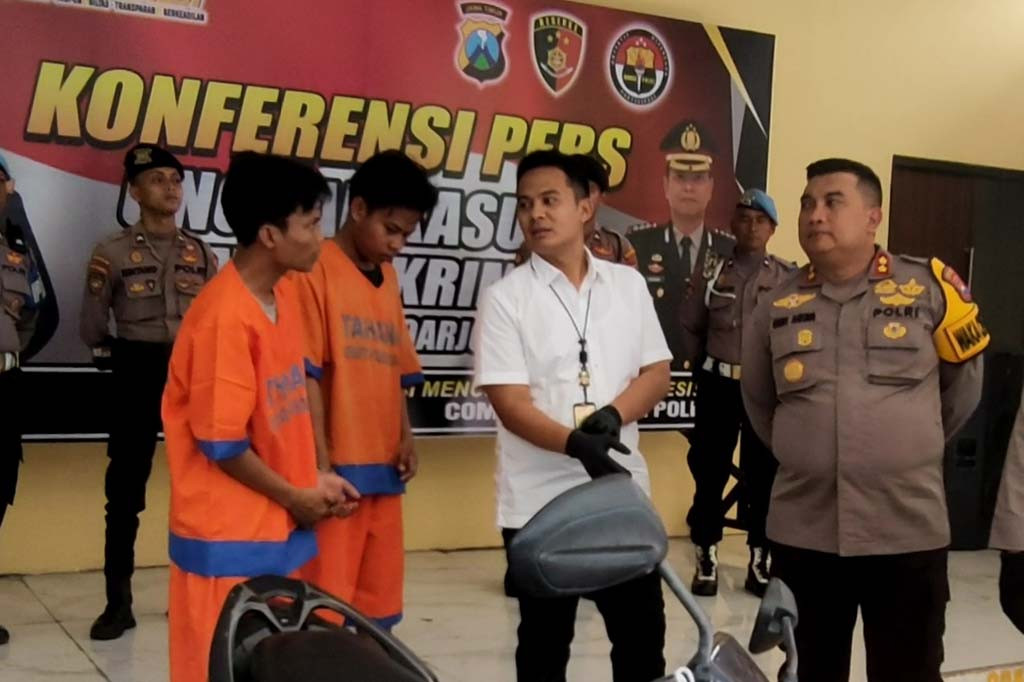 Dua orang kepergok saat berusaha mencuri kendaraan bermotor roda dua milik warga yang sedang berziarah di sebuah makam di Kabupaten Sidoarjo.