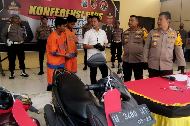 Peristiwa itu terjadi saat S dan AI mencoba mencuri motor korban PDS, di Makam Klagen, Wilayut, Sukodono, 16 November 2023 lalu. Kedua warga asal Surabaya itu mencoba memanfaatkan kelengahan PDS yang sedang ada di makam.