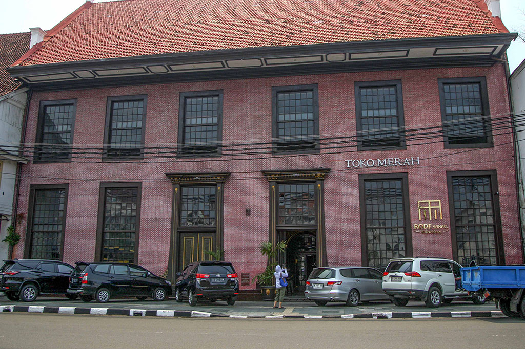 Bangunan bersejarah yaitu Toko Merah di kawasan Kota Tua, Jakarta yang sempat terbengkalai beberapa waktu lamanya, kini difungsikan kembali menjadi sebuah kafe yang estetik. Kafe RODE Winkel namanya.