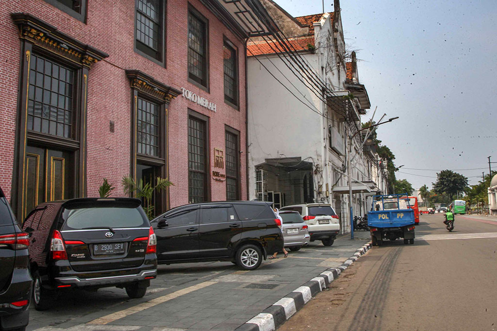 Ciri khas warna merah pada bangunan ini yang menjadikan bekas kediaman Gubernur-Jenderal Gustaaf Willem baron van Imhoff terkenal dengan sebutan Toko Merah di kalangan masyarakat luas.