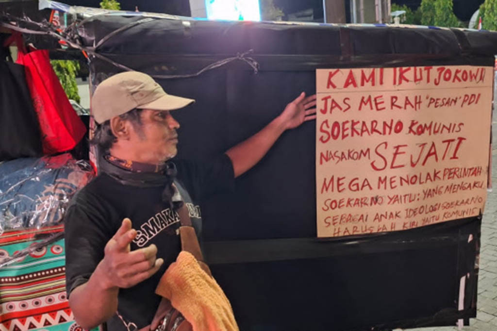 Selain provokatif dan tulisan yang ditempel digerobak itu mengandung ujaran kebencian. Beberapa warga yang memergoki pun, langsung menghentikan ulah pria tua yang mengaku bernamaJames Saksi Alim Papaat dari Magelang.