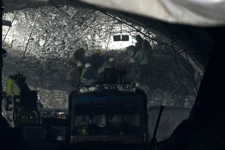 “Kami akan membawa Anda keluar dengan selamat, jangan khawatir,” terdengar suara tim penyelamat memberi tahu orang-orang yang terjebak saat mereka berkumpul di dekat kamera, dalam video yang dirilis oleh otoritas negara.