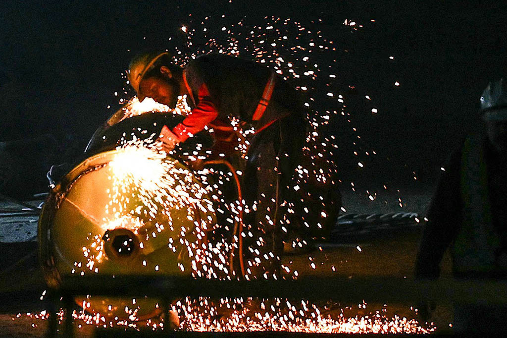 Masih mengenakan helm, para pria tersebut terlihat mengintip ke kamera endoskopi yang dikirim oleh tim penyelamat ke dalam pipa tipis yang digunakan untuk mengalirkan udara, makanan, dan air.