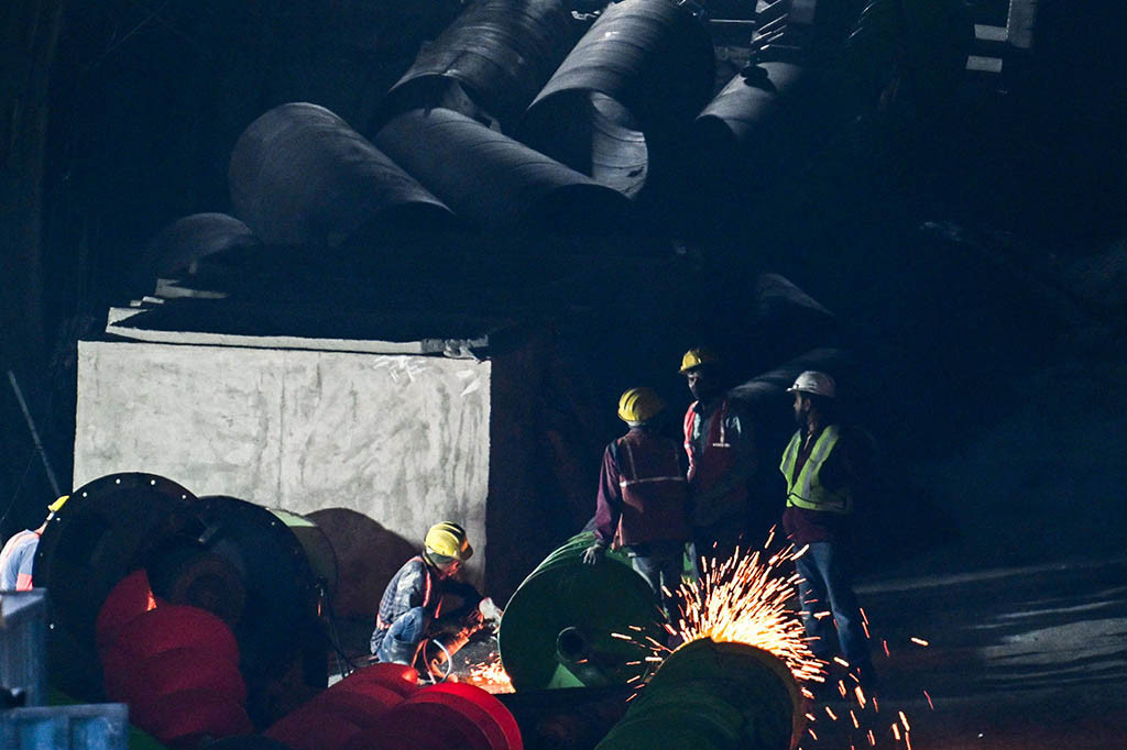 Empat puluh satu pekerja India yang terjebak dalam terowongan jalan yang runtuh selama 10 hari terlihat hidup di depan kamera pada hari Selasa, 21 November 2023 untuk pertama kalinya, tampak kelelahan dan cemas, ketika tim penyelamat berusaha membuat jalan baru untuk membebaskan mereka.