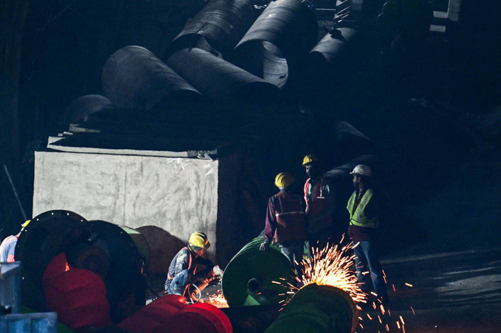 Empat puluh satu pekerja India yang terjebak dalam terowongan jalan yang runtuh selama 10 hari terlihat hidup di depan kamera pada hari Selasa, 21 November 2023 untuk pertama kalinya, tampak kelelahan dan cemas, ketika tim penyelamat berusaha membuat jalan baru untuk membebaskan mereka.