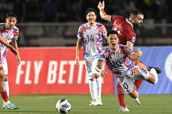 Indonesia memulai laga dengan tampil buruk dengan banyak melakukan kesalahan individu yang membuat tim tuan rumah menghujani gawang Ernando Ari dengan ancaman berbahaya.