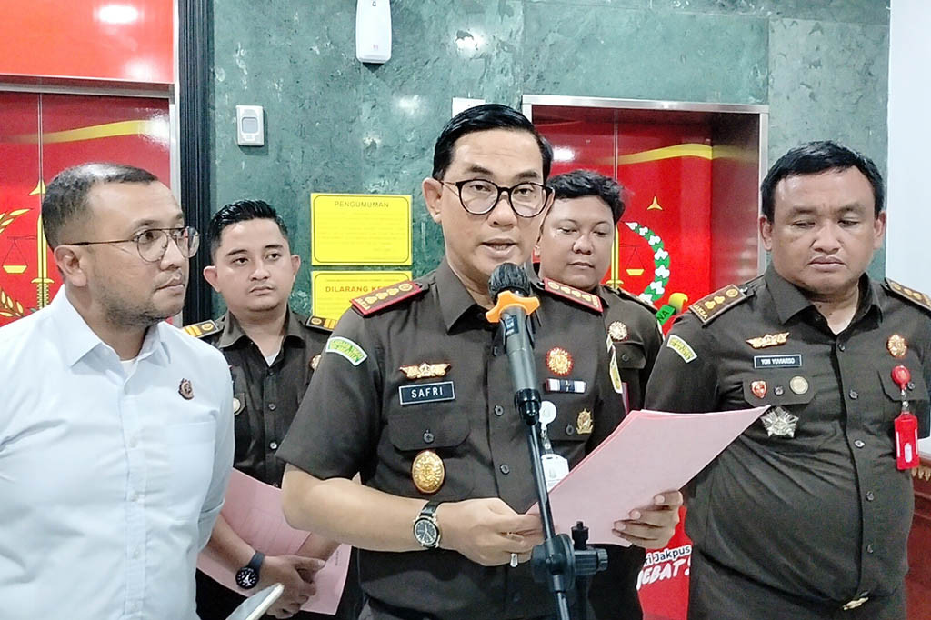 Kejaksaan Negeri Jakarta Pusat menetapkan dua tersangka baru dalam kasus pengadaan gula yang merugikan negara Rp571 miliar.