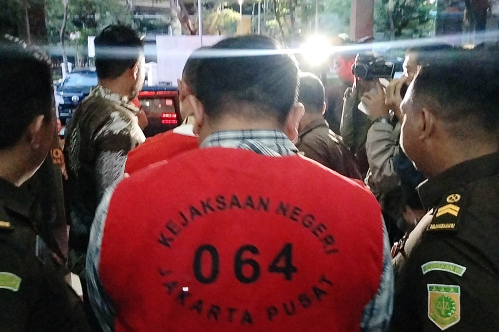 Keduanya adalah Direktur Utama anak perusahaan BUMN yakni PT Kharisma Pemasaran Bersama Nusantara (PT KPBN) periode 2018-2021. Tersangka kedua berinisial DIA yang merupakan Kepala Bagian Pengembangan Bisnis Teh PT Kharisma Pemasaran Bersama Nusantara (PT KPBN) periode 2018-2021.