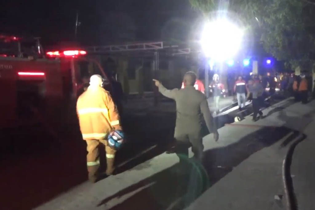 Petugas pemadam kebakaran mengalami kesulitan memadamkan api akibat ke akses masuk ke lokasi. Empat unit mobil pemadam dan satu mobil water canon milik polisi dikerahkan untuk memadamkan api.