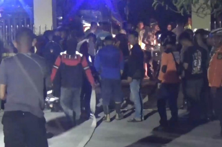 Pihak sekolah belum mengetahui penyebab kebakaran namun memastikan bahwa ruangan yang terbakar mayoritas adalah ruang belajar para siswa. 