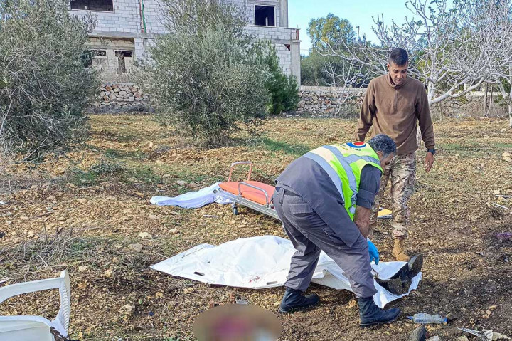 Tim penyelamat Hizbullah Lebanon mengevakuasi jenazah jurnalis Al-Mayadeen yang tewas dalam pemboman Israel di Desa Tair Harfa, Lebanon selatan, pada 21 November 2023.