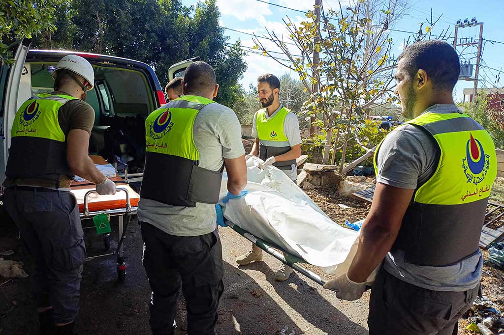 Kantor Berita Nasional (NNA) yang dikelola pemerintah melaporkan kematian tiga warga -- dua jurnalis dan seorang warga sipil lainnya -- dalam pemboman Israel di wilayah Tair Harfa. Al-Mayadeen mengatakan korespondennya Farah Omar, 25, dan juru kamera Rabih Maamari, 40, tewas.