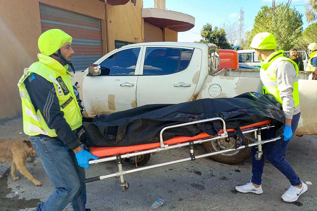 Di tempat lain di Lebanon selatan, NNA mengatakan pesawat musuh menyerbu rumah-rumah penduduk di Kfar Kila, menyebabkan kematian Laiqa Sarhan, 80, dan melukai cucunya, seorang warga negara Suriah.